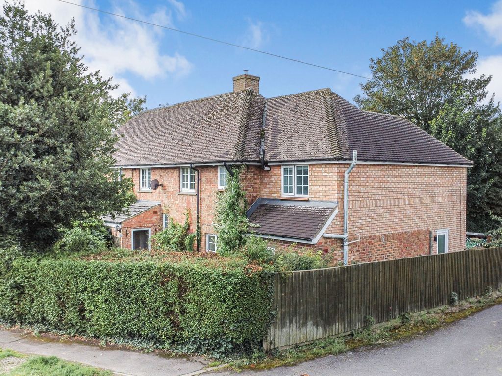 4 bed semidetached house for sale in Castleview Road, Chiseldon