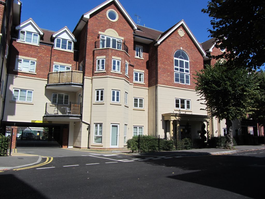 2 bed flat to rent in Rosemount Point, West Byfleet KT14, £1,750 pcm