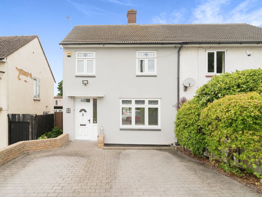 3 bed semidetached house for sale in St. Neots Road, Romford RM3, £