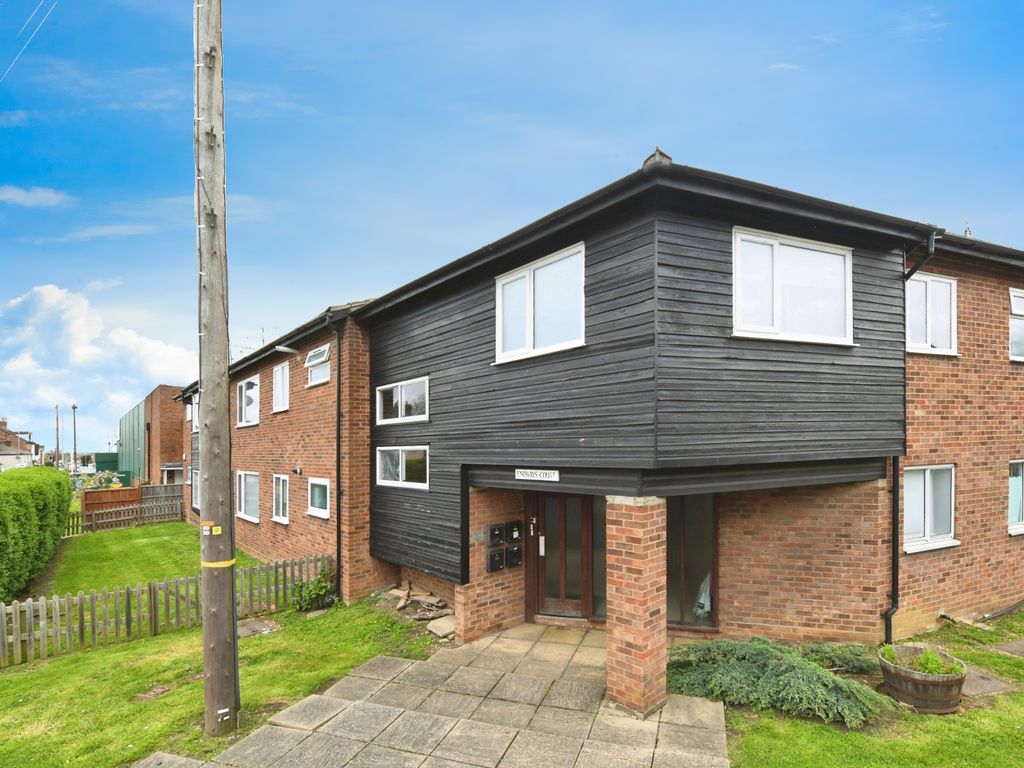 2 bed flat for sale in Burland Road, Brentwood, Essex CM15, £250,000