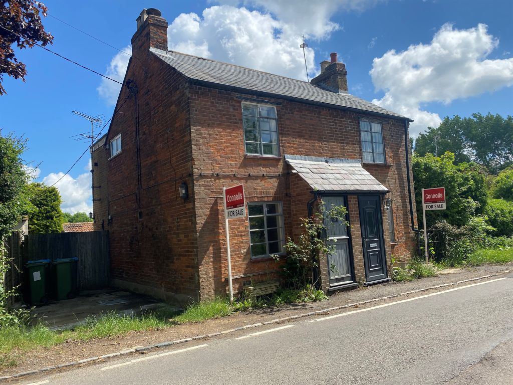 2 bed property for sale in Main Street, Aylesbury HP17