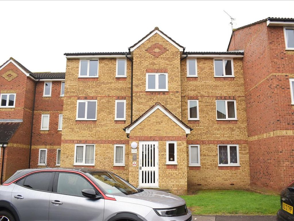 1 bed flat to rent in Redford Close, Feltham, Middlesex TW13, £1,200
