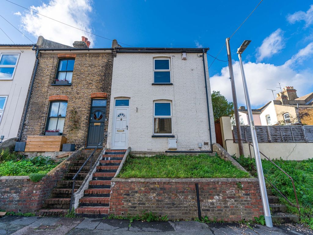 2 bed terraced house to rent in Cavendish Road, Rochester, Kent ME1