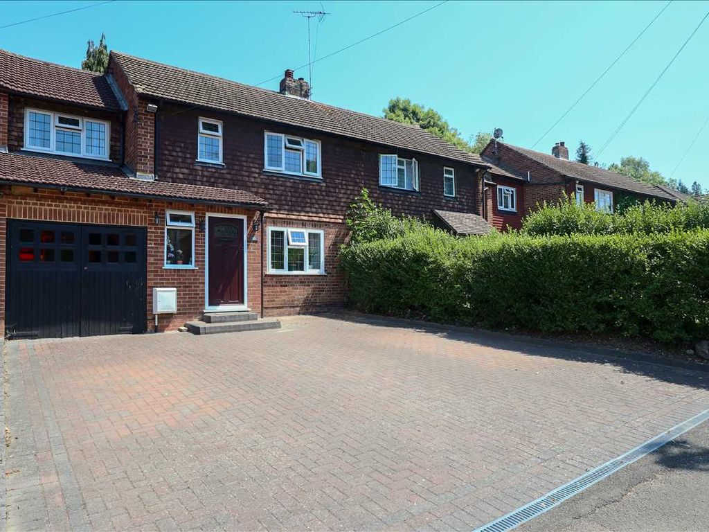 4 bed semidetached house for sale in Caterham Drive, Old Coulsdon