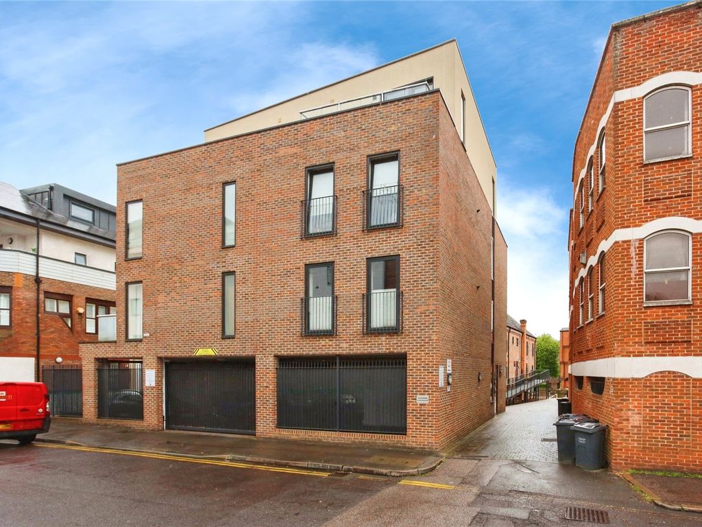 2 bed flat for sale in Lyons Crescent, Tonbridge, Kent TN9, £425,000