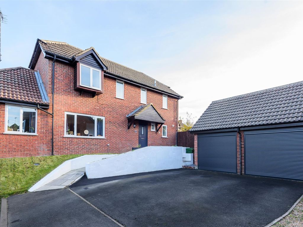 4 bed detached house for sale in Canterbury Close, Basingstoke RG22, £