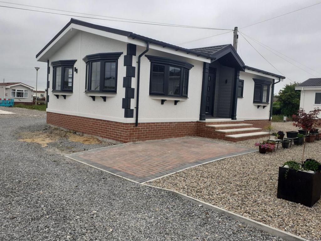 2 bed mobile/park home for sale in Elm Tree Park, Queen Street, Seaton