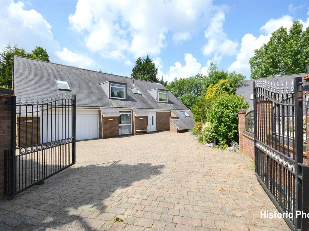 5 bed detached house for sale in White Orchards, Totteridge, London N20
