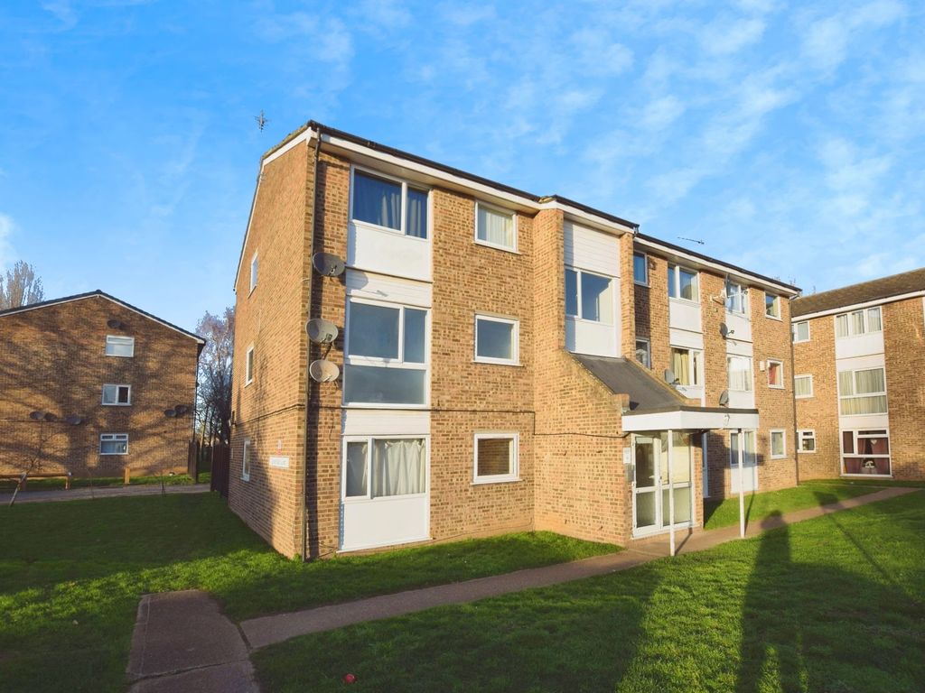 2 bed flat to rent in Queen Mary Avenue, East Tilbury RM18, £1,150 pcm