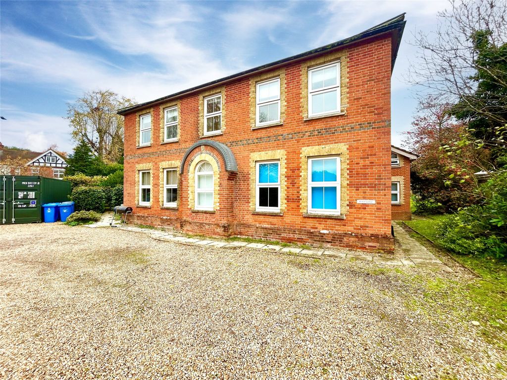 3 bed flat to rent in Dukes Ride, Crowthorne, Berkshire RG45, £1,650