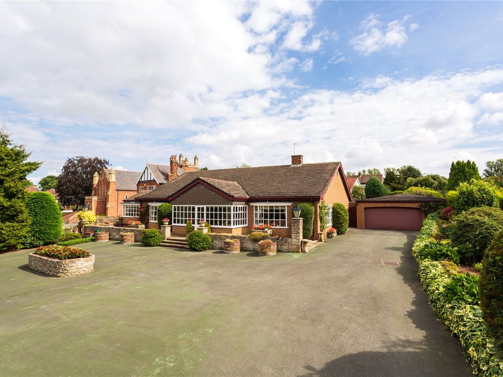 4 bed bungalow for sale in Thirsk Road, Northallerton, North Yorkshire