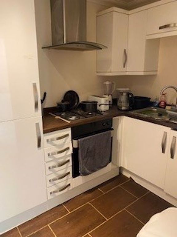 2 bed flat to rent in Southbourne Road, Southbourne, Bournemouth BH6