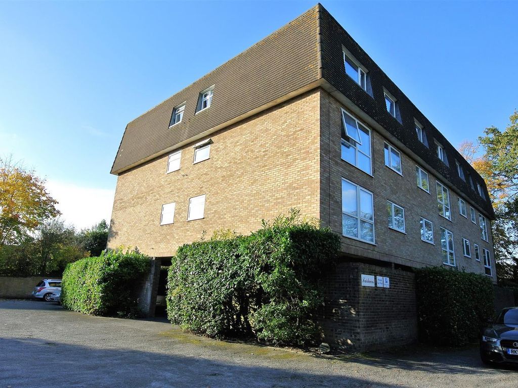 1 bed flat for sale in Fairlawns, Addlestone Park, Addlestone KT15, £