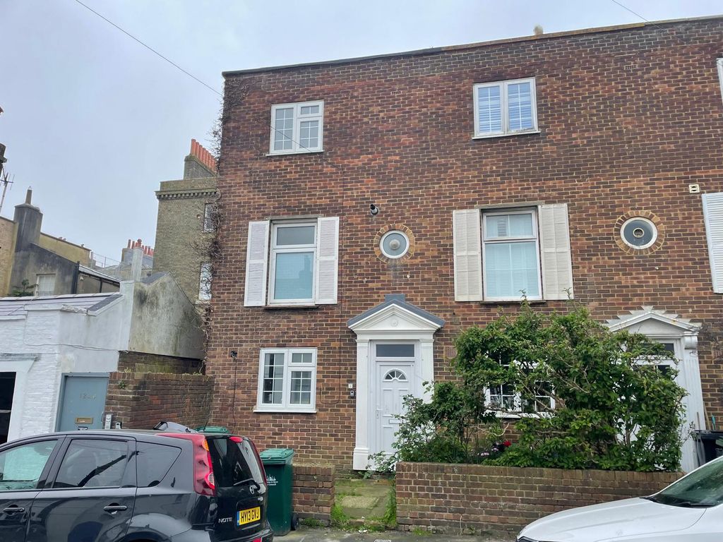 3 bed town house to rent in Bristol Gardens, Brighton BN2, £2,000 pcm