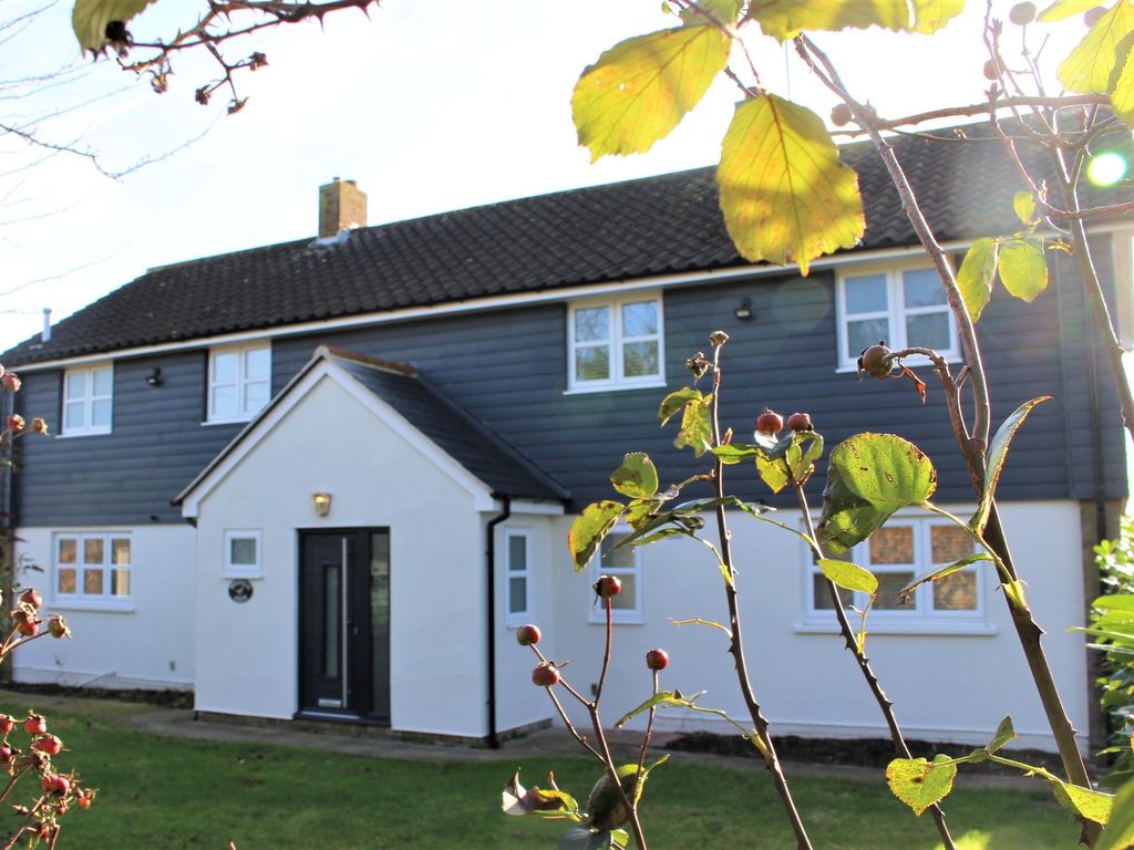 4 bed detached house to rent in High Street, Ingatestone, Essex CM4, £