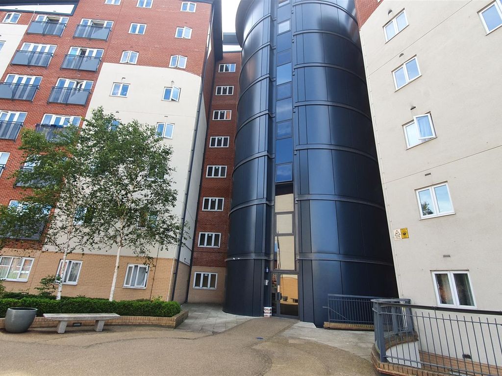 2 bed flat for sale in Aspects Court, Slough SL1 Zoopla