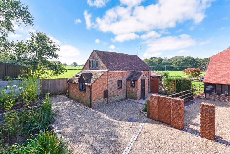 3 bed detached house for sale in Knowle Lane, Cranleigh GU6, £649,950