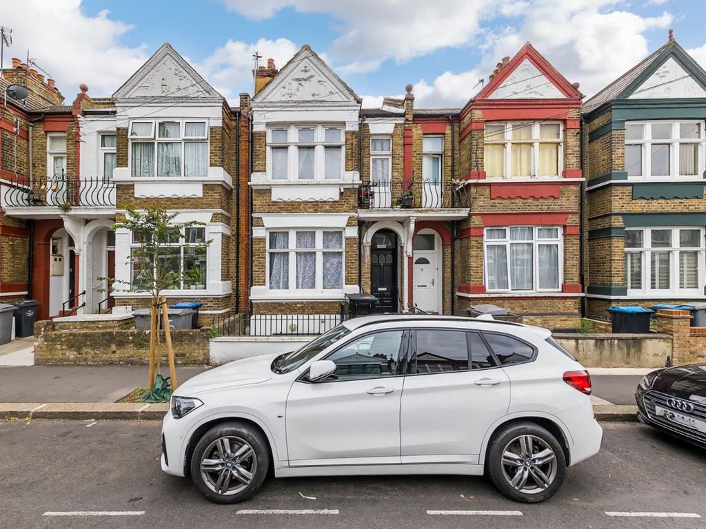 Studio to rent in Clifford Gardens, London NW10, £1,083 pcm Zoopla