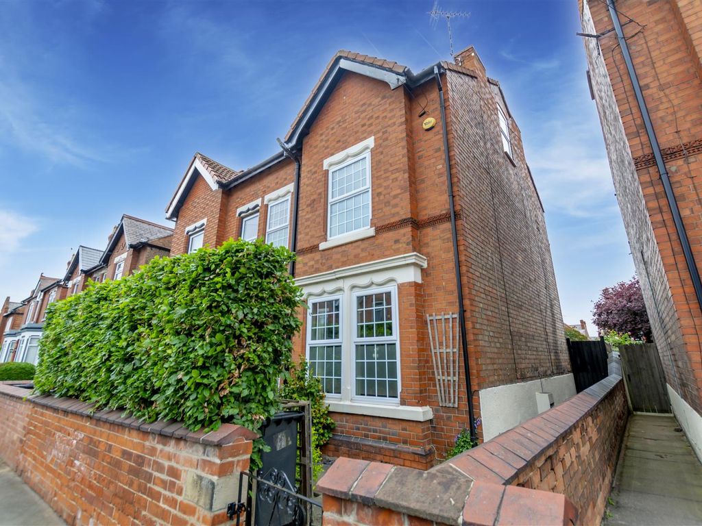 4 bed semidetached house for sale in College Street, Long Eaton