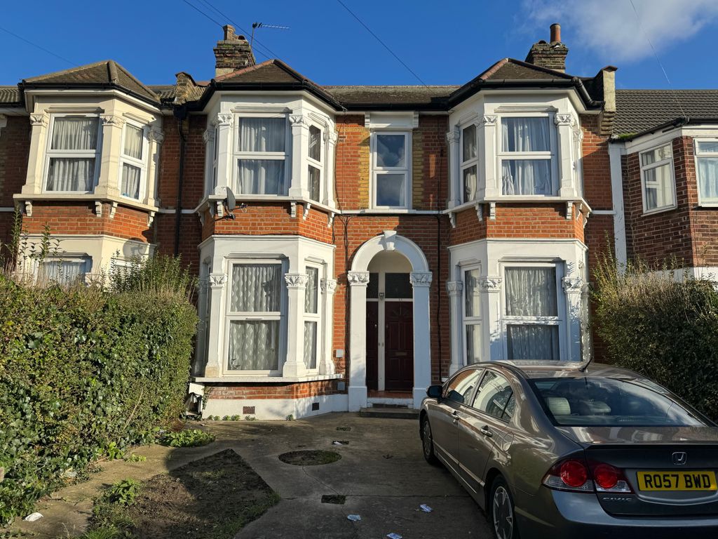 2 bed flat for sale in Northbrook Road, Ilford, Essex IG1, £340,000