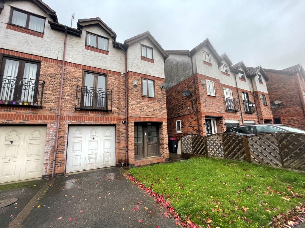 5 bed semidetached house to rent in Border Brook Lane, Worsley