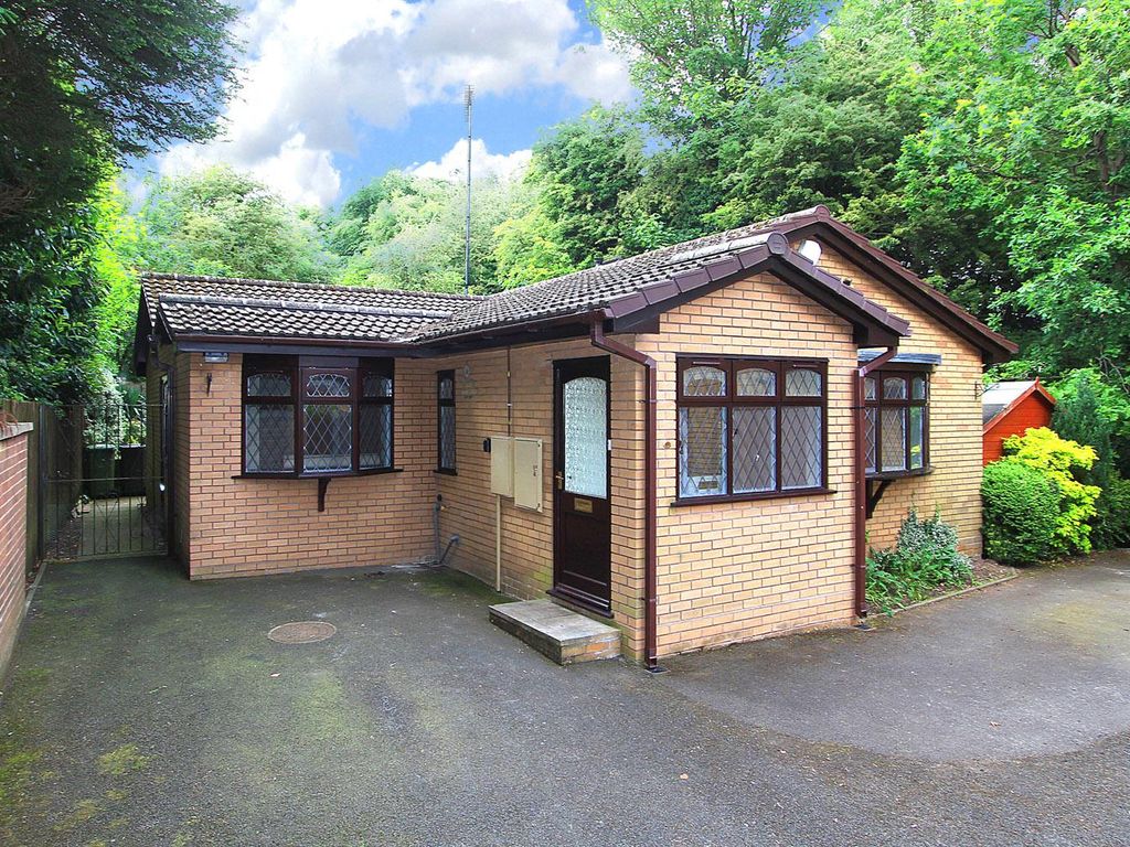 3 bed detached bungalow to rent in Finchfield Hill, Compton