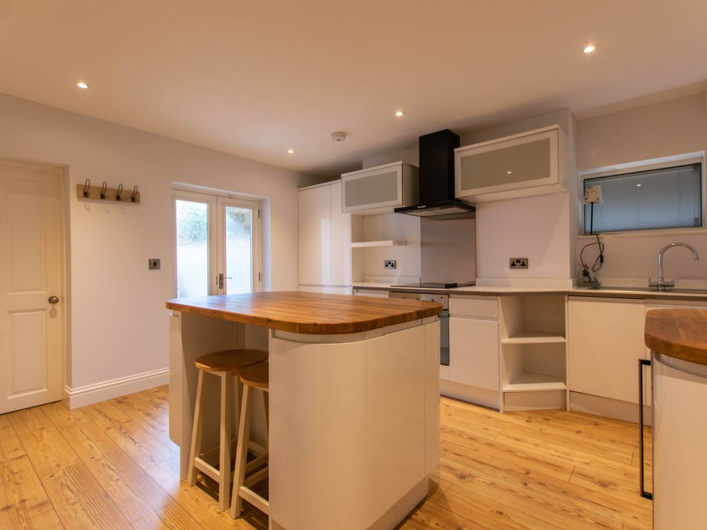 2 bed flat to rent in Old Bath Road, Leckhampton, Cheltenham GL53, £