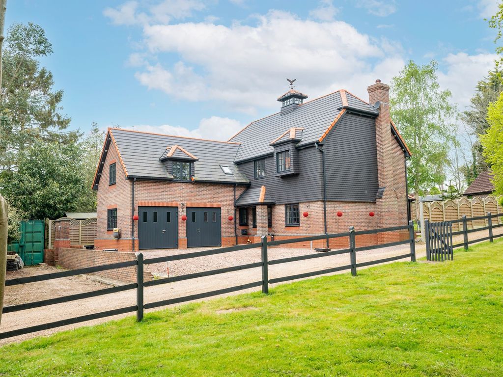 5 bed detached house for sale in Wildgoose Drive, Horsham RH12, £