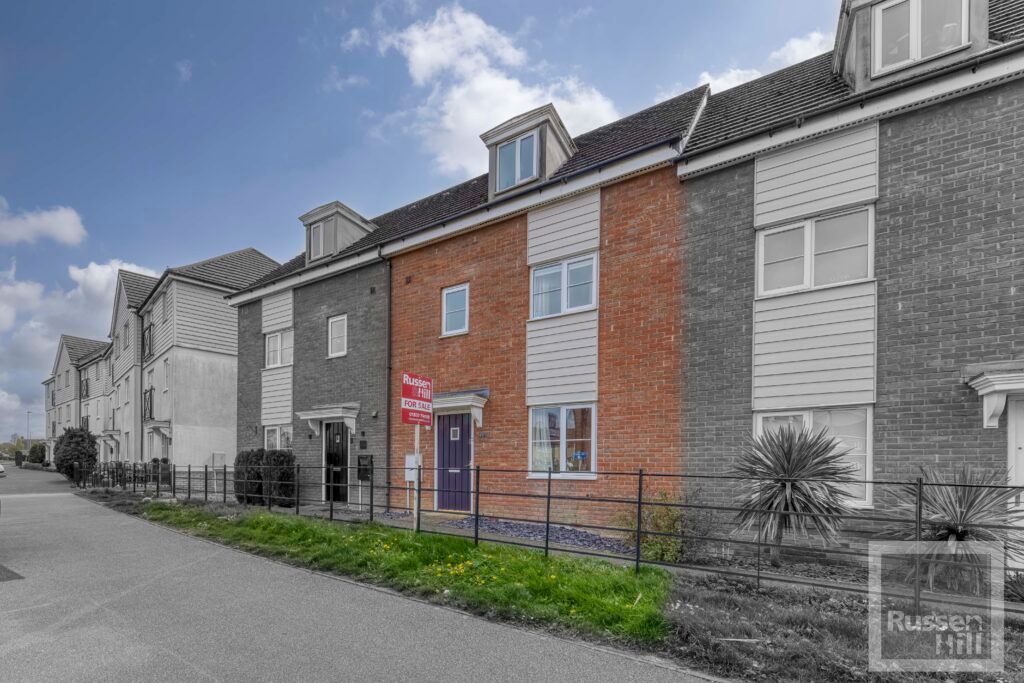 4 bed town house for sale in Sir Alfred Munnings Road, Costessey