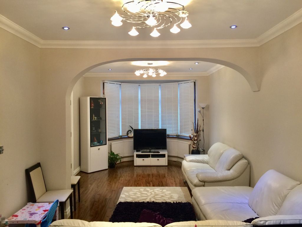 3 bed terraced house to rent in Lancing Road, Ilford IG2, £2,650 pcm