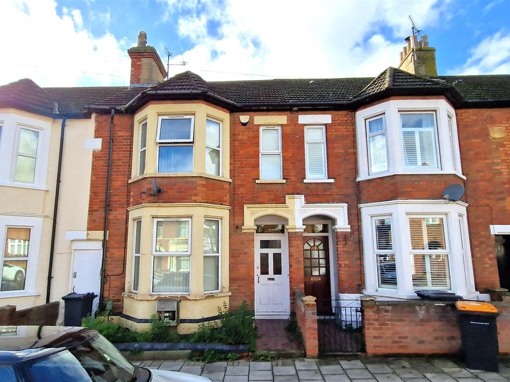 3 bed terraced house for sale in Gladstone Street, Bedford MK41, £