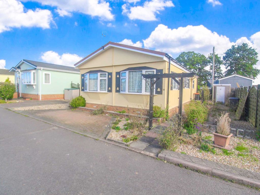 2 bed property for sale in Woodside Home Park, Woodside LU1, £145,000