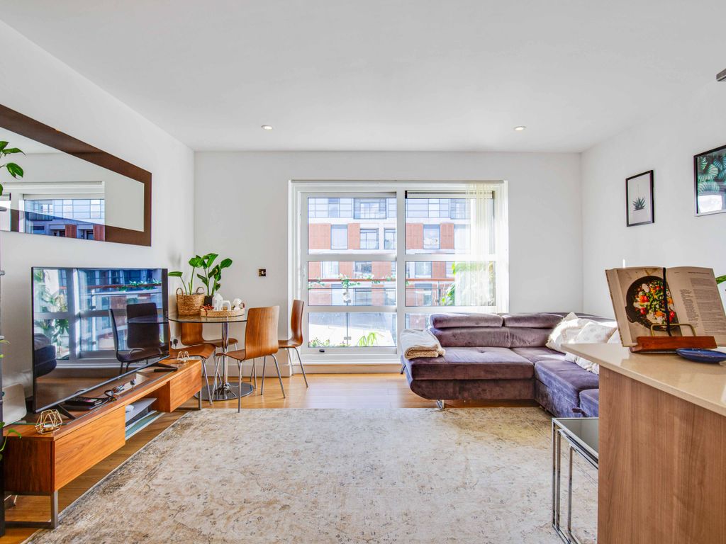 2 bed flat to rent in Wandsworth Road, London SW8, £2,350 pcm Zoopla