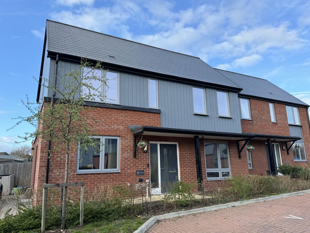 3 bed semidetached house for sale in Arthur Close, Tadley RG26, £