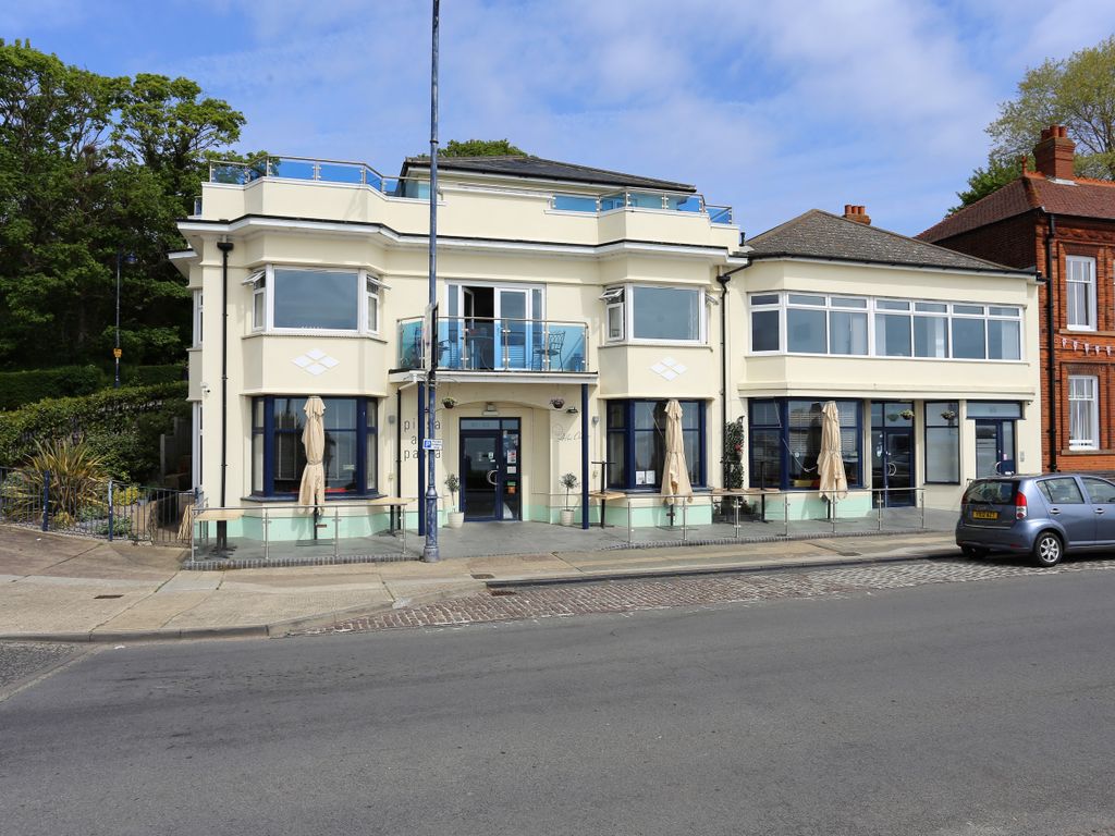 2 bed flat for sale in Undercliff Road West, Felixstowe IP11, £450,000