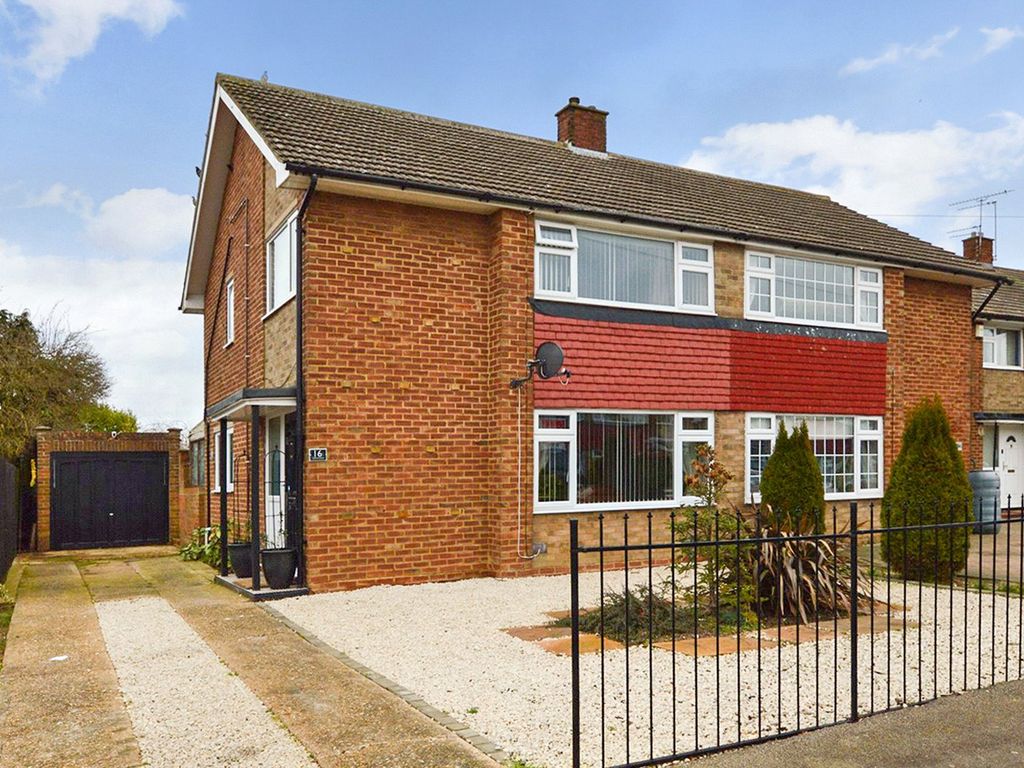 3 bed semidetached house for sale in Carterweys, Dunstable