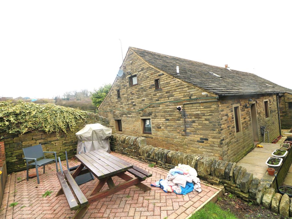 3 bed barn conversion to rent in Law Lane, Southowram, Halifax HX3, £
