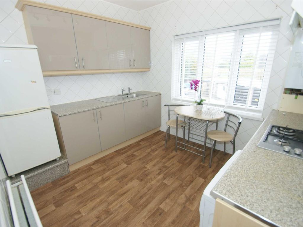 2 bed flat to rent in King Lane, Alwoodley, Leeds LS17 Zoopla