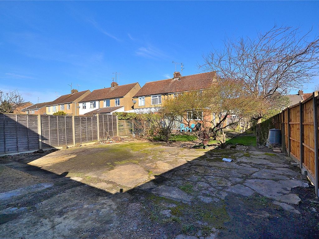 3 bed semidetached house for sale in Suncote Avenue, Dunstable LU6
