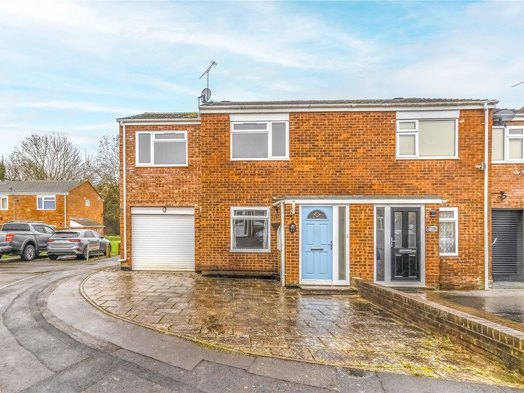 3 bed semidetached house to rent in Conisborough, Toothill, Swindon