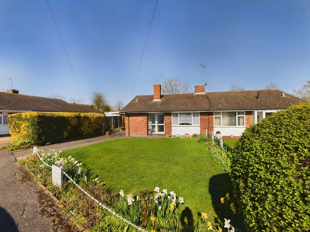 2 bed semidetached bungalow for sale in Weston Turville, Aylesbury