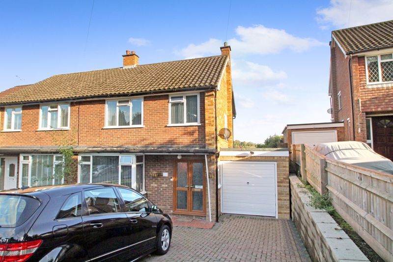 3 bed semidetached house for sale in Manor Courtyard, Hughenden Avenue