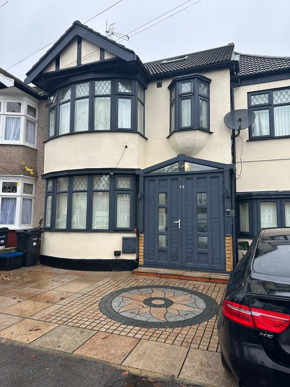 5 bed semidetached house for sale in Fairlop Road, Ilford IG6, £