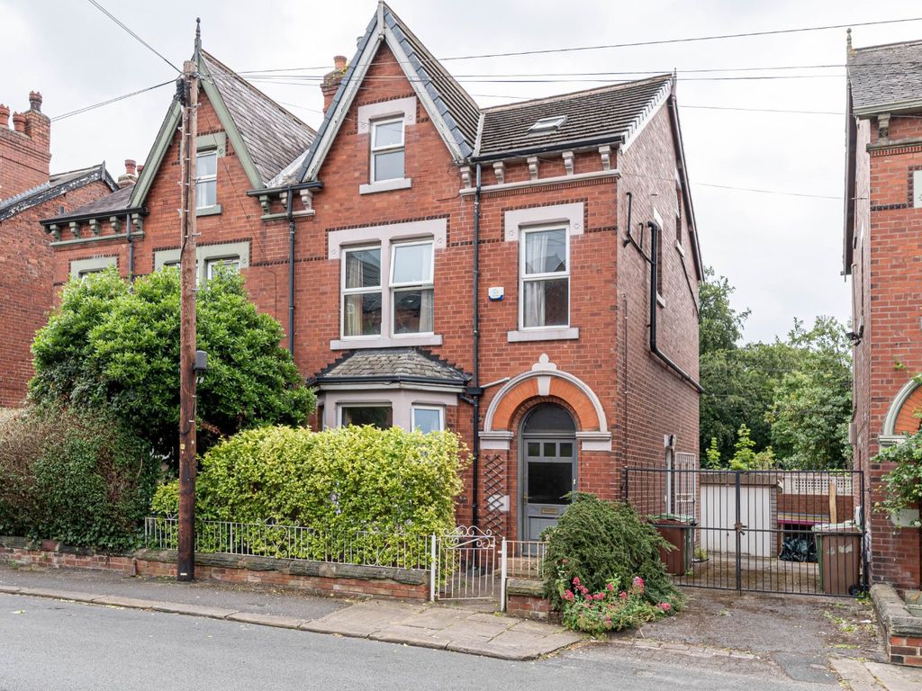 3 bed semidetached house for sale in Fernwood, Park Villas, Roundhay