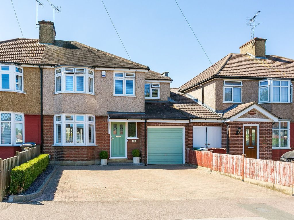 4 bed semidetached house for sale in Knutsford Avenue, Watford