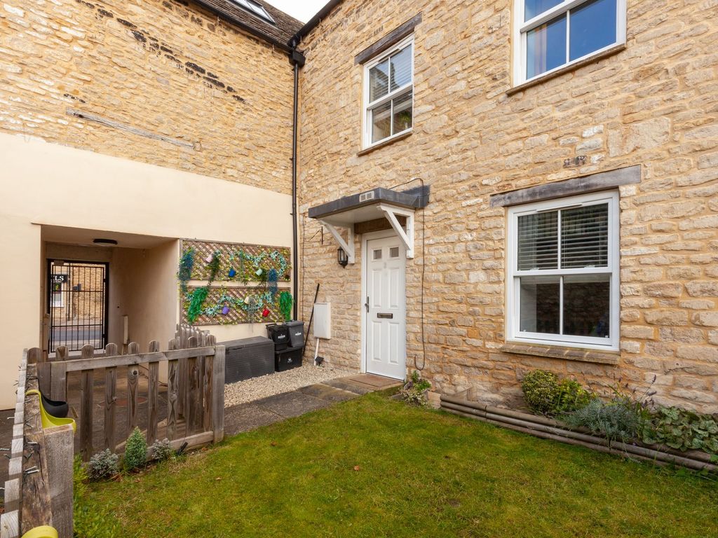2 bed terraced house for sale in Corn Street, Witney OX28, £350,000