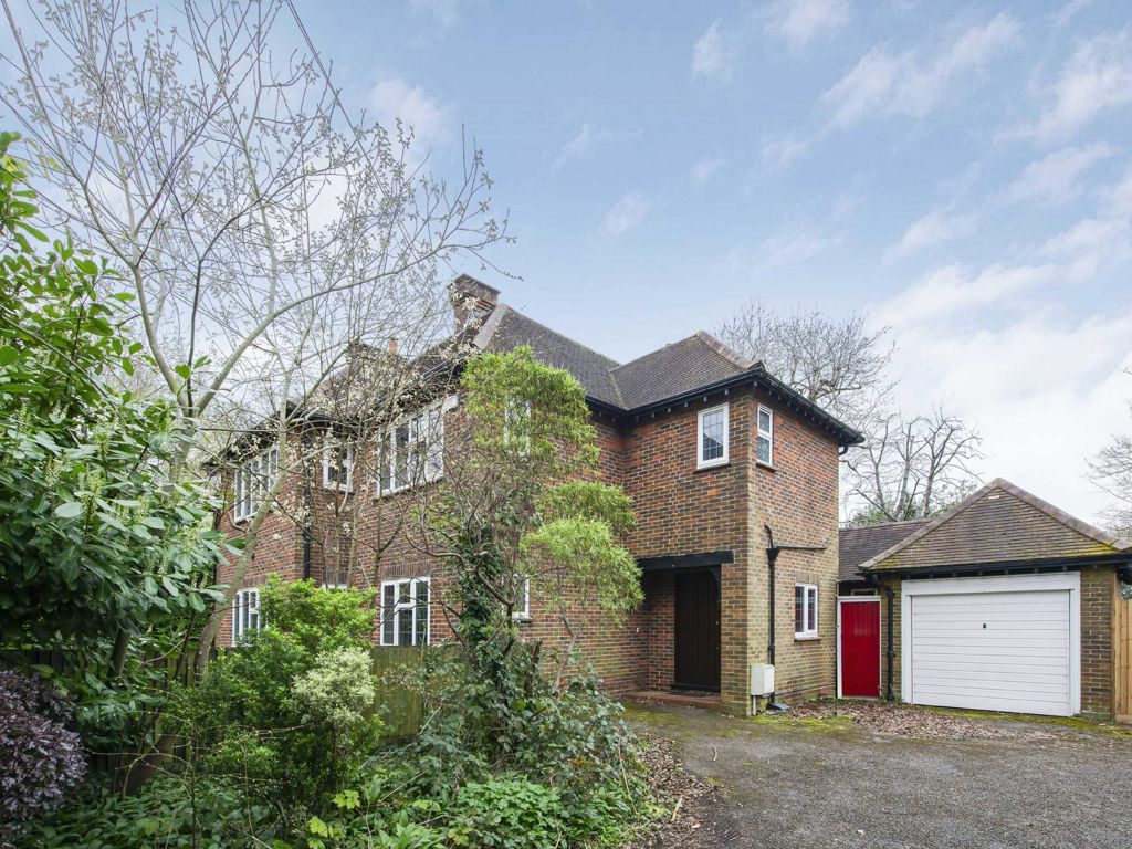 5 bed detached house to rent in Woodmansterne Street, Banstead SM7, £