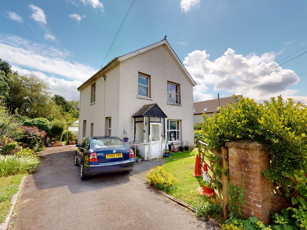 3 bed detached house for sale in Llysonnen Road, Carmarthen