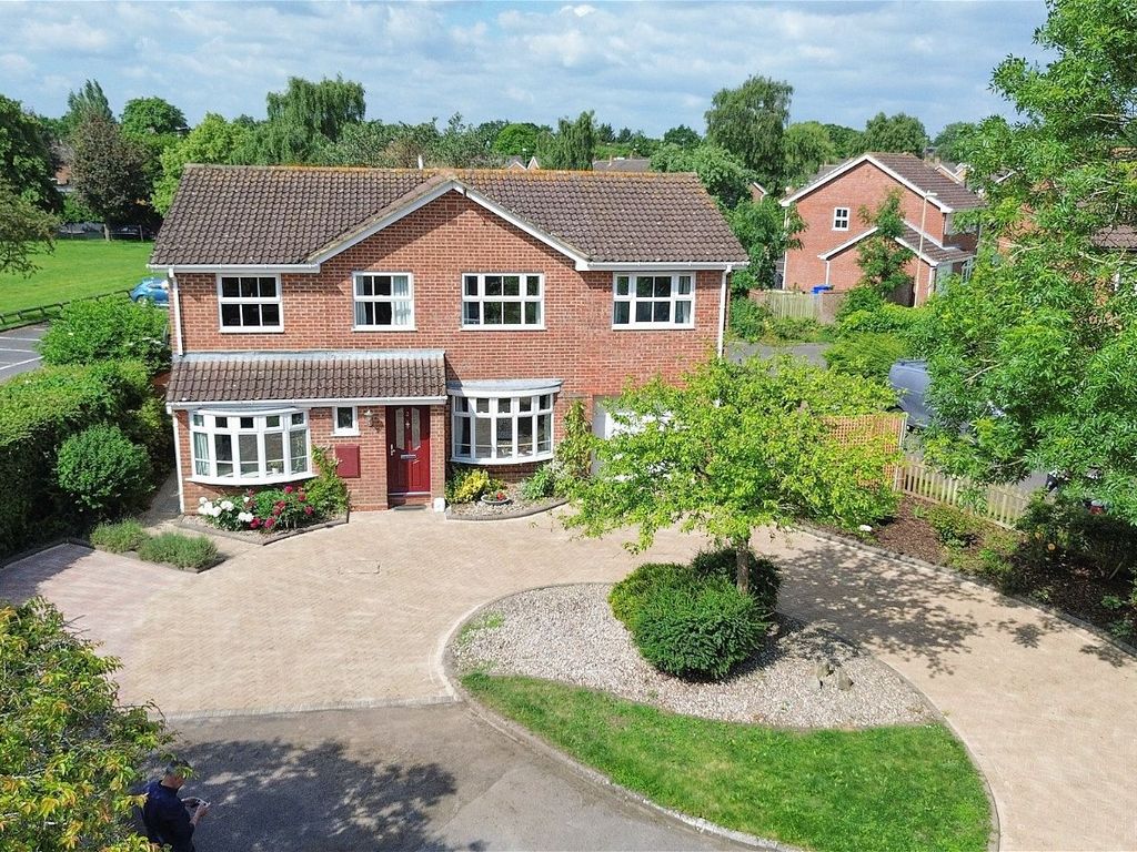 6 bed detached house for sale in Grasmere Road, Farnborough GU14, £
