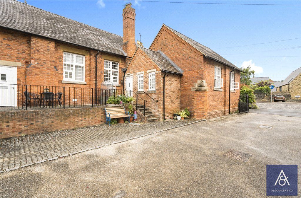 2 bed flat for sale in Hill Street, Brackley NN13, £260,000 Zoopla